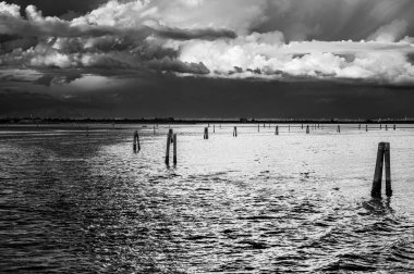 Marano Gölünün güzel manzarası, İtalya