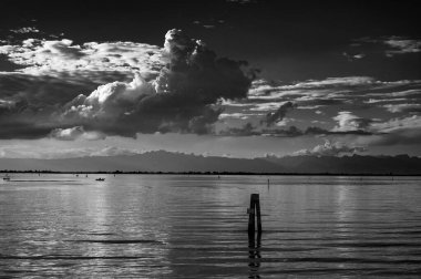 Marano Gölünün güzel manzarası, İtalya