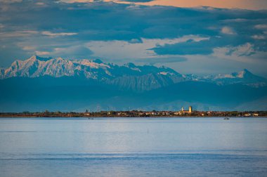 Marano Gölünün güzel manzarası, İtalya