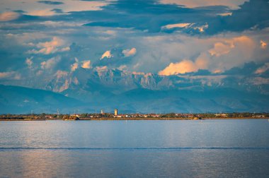 Marano Gölünün güzel manzarası, İtalya