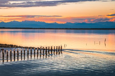 Marano Gölünün güzel manzarası, İtalya