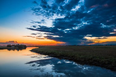 Marano Gölünün güzel manzarası, İtalya