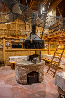 Marano Lagoon, İtalya 'daki balıkçı kulübesinin içinde.