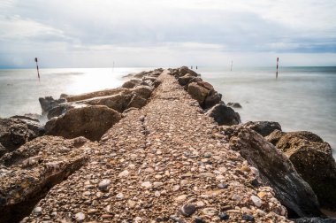 Güzel deniz manzarası ve kayalar. 