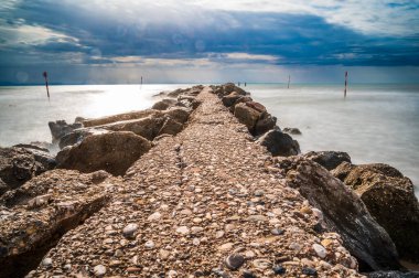 Güzel deniz manzarası ve kayalar. 