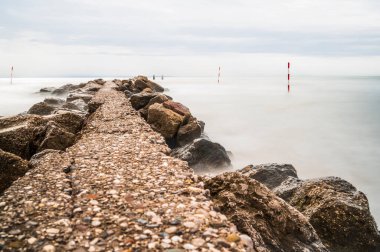 Güzel deniz manzarası ve kayalar. 
