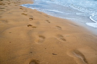 Kumsalda ayak izleri