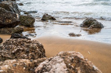 Güzel deniz manzarası ve kayalar. 
