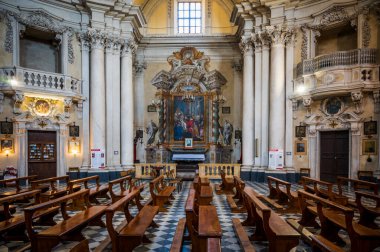 İtalya, Montepulciano - 26 Haziran 2022: Montepulciano kentindeki katedralin içi. 