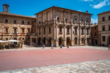 İtalya, Montepulciano - 26 Haziran 2022: Montepulciano şehrinin ortaçağ mimarisi.