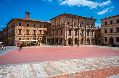 İtalya, Montepulciano - 26 Haziran 2022: Montepulciano şehrinin ortaçağ mimarisi.