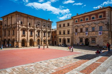 İtalya, Montepulciano - 26 Haziran 2022: Montepulciano şehrinin ortaçağ mimarisi.