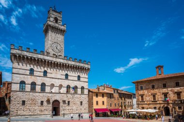 İtalya, Montepulciano - 26 Haziran 2022: Montepulciano şehrinin ortaçağ mimarisi.