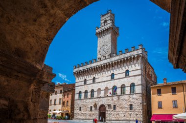 İtalya, Montepulciano - 26 Haziran 2022: Montepulciano şehrinin ortaçağ mimarisi.