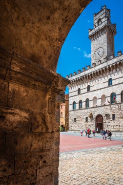 İtalya, Montepulciano - 26 Haziran 2022: Montepulciano şehrinin ortaçağ mimarisi.