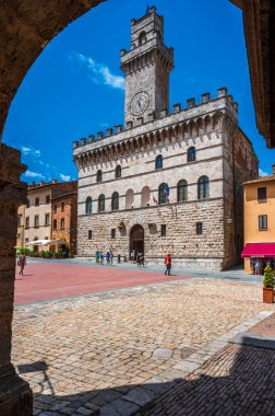 İtalya, Montepulciano - 26 Haziran 2022: Montepulciano şehrinin ortaçağ mimarisi.