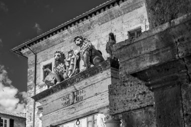 Montepulciano şehrindeki eski evin siyah beyaz fotoğrafı.