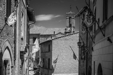 Montepulciano şehrindeki eski evin siyah beyaz fotoğrafı.