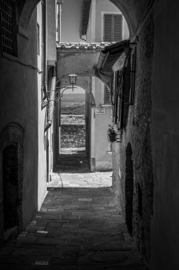 Montepulciano şehrinin eski mimarisi, İtalya siyah beyaz  