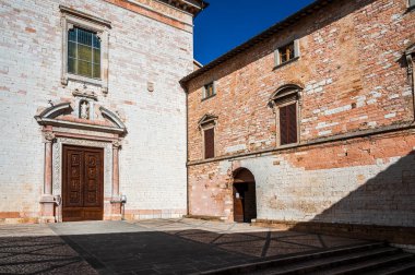 Umbria 'daki köyün ortaçağ mimarisi, büyü.