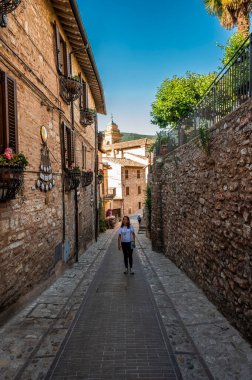 İtalya, Spello - 24 Haziran 2022: Umbria köyünün ortaçağ mimarisi, büyü.