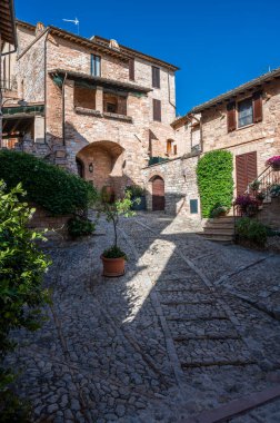 Umbria 'daki köyün ortaçağ mimarisi, büyü.