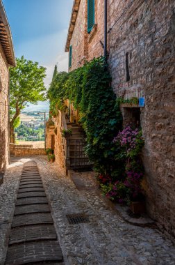 Umbria 'daki köyün ortaçağ mimarisi, büyü.