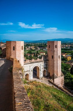 Umbria 'daki köyün ortaçağ mimarisi, büyü.