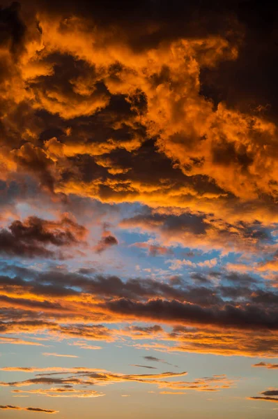 Belo Céu Por Sol Com Nuvens Dramáticas — Fotografia de Stock