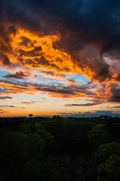 Красивое Небо Заката Впечатляющими Облаками — стоковое фото
