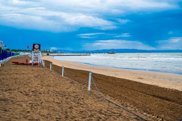 Fırtınayı bekliyorum Lignano Sabbiadoro 'da denizde.