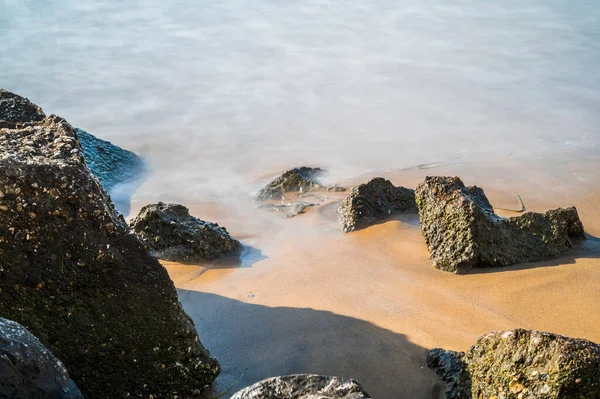 Όμορφη Θέα Της Θάλασσας Και Των Βράχων — Φωτογραφία Αρχείου
