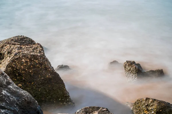 Όμορφη Θέα Της Θάλασσας Και Των Βράχων — Φωτογραφία Αρχείου