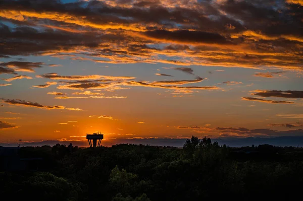 Vacker Solnedgång Himlen Med Dramatiska Moln — Stockfoto
