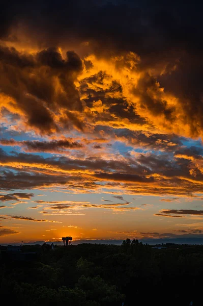 Belo Céu Por Sol Com Nuvens Dramáticas — Fotografia de Stock