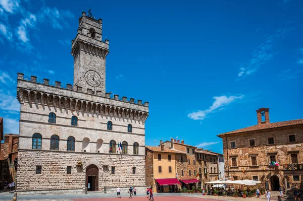 İtalya, Montepulciano - 26 Haziran 2022: Montepulciano şehrinin ortaçağ mimarisi.