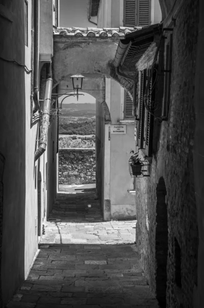 Παλιά Αρχιτεκτονική Της Πόλης Montepulciano Ιταλία Μαύρο Και Άσπρο — Φωτογραφία Αρχείου