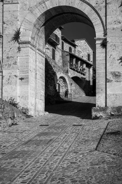 Umbria村的中世纪建筑 黑白相间的Spello魔法 — 图库照片