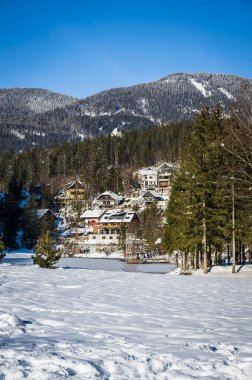 Kranjska Gora 'daki kış yansımaları ve peri masallarındaki evler. Slovenya