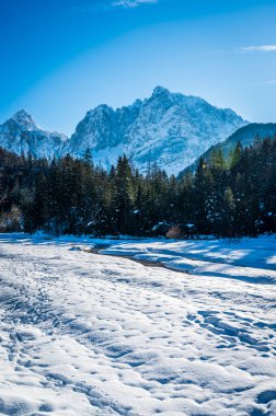 Kranjska Gora 'daki kış yansımaları ve peri masallarındaki evler. Slovenya