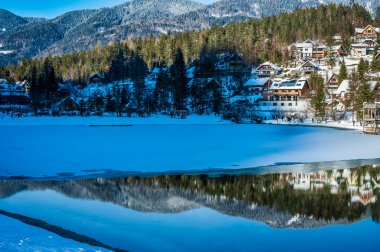 Kranjska Gora 'daki kış yansımaları ve peri masallarındaki evler. Slovenya