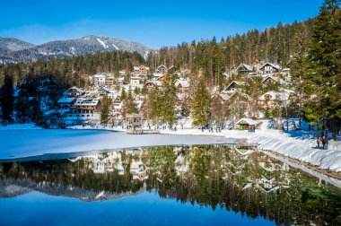 Kranjska Gora 'daki kış yansımaları ve peri masallarındaki evler. Slovenya