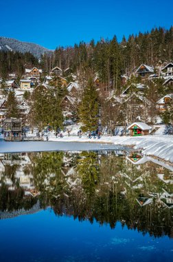 Kranjska Gora 'daki kış yansımaları ve peri masallarındaki evler. Slovenya