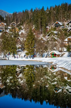 Kranjska Gora 'daki kış yansımaları ve peri masallarındaki evler. Slovenya