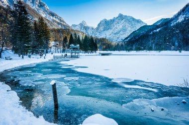 Kranjska Gora 'daki kış yansımaları ve peri masallarındaki evler. Slovenya