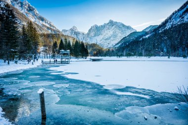 Kranjska Gora 'daki kış yansımaları ve peri masallarındaki evler. Slovenya