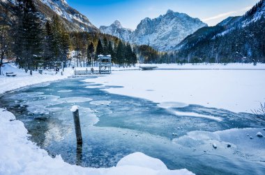 Kranjska Gora 'daki kış yansımaları ve peri masallarındaki evler. Slovenya