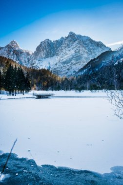 Kranjska Gora 'daki kış yansımaları ve peri masallarındaki evler. Slovenya