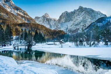 Kranjska Gora 'daki kış yansımaları ve peri masallarındaki evler. Slovenya