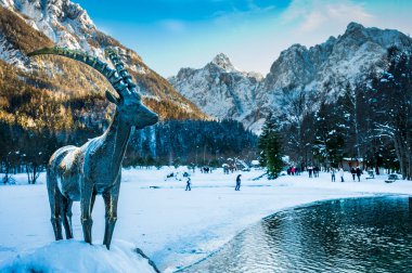 Kranjska Gora 'daki kış yansımaları ve peri masallarındaki evler. Slovenya